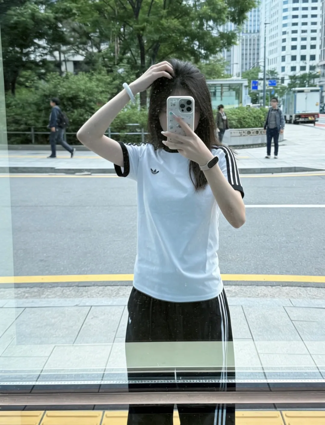 No watermark upper body rendering 𝟬𝟱𝟭𝟰𝟴# Exclusive real shot/difference between various stolen pictures and online version on the market [𝗔𝗗𝗜𝗗𝗔𝗦 Adidas Clover Classic Embroidered Couple Round Neck Short Sleeve 𝗧 Shirt] ✅Full set of 1:1 customized accessories ➕Customized three-label ➕𝗬𝘂𝗮𝗻 version hang tag ➕𝗹𝗼𝗴𝗼 packaging bag 🔥 ➕Scan the tag to enter the official website. ✅Top Original version, ins Xiaohongshu has many bloggers wearing it. Clover's latest 5-color T is really Korean casual style ➕Classic Versatile❤️ Skin-friendly and Breathable, super comfortable for daily wear. The clover logo on the chest is very recognizable. 3D three-dimensional tailoring. The upper body is crisp and stylish. The fit is loose. It covers the flesh and makes you slim. It perfectly modifies the figure. The full set of accessories is customized in a one-to-one mold, striving for excellence. Good Quality is never just talk! Color: White Pink Light Gray Green Black Tibetan Blue Size: S M L XL XXL